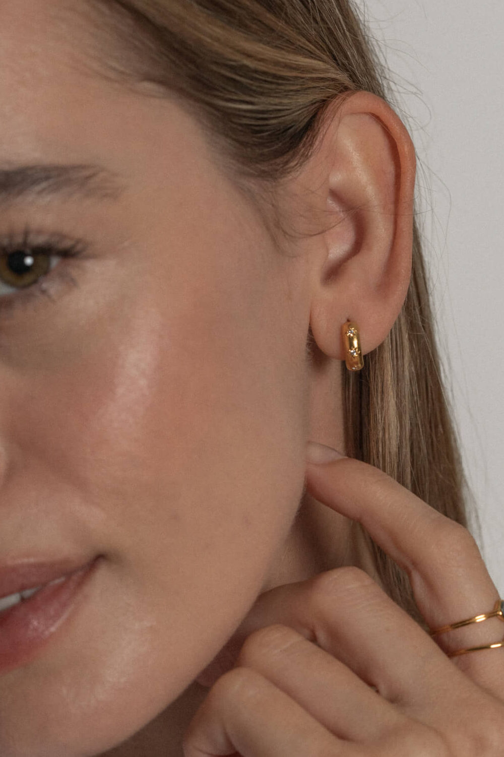 One-and-Eight-2824 2833 2834 2835 2836 2837 2838 Crystal Cosmic Huggies Olive Crystal Ring in Gold Sky Crystal Double Band Ring in Gold Model Web Size 1-AW25