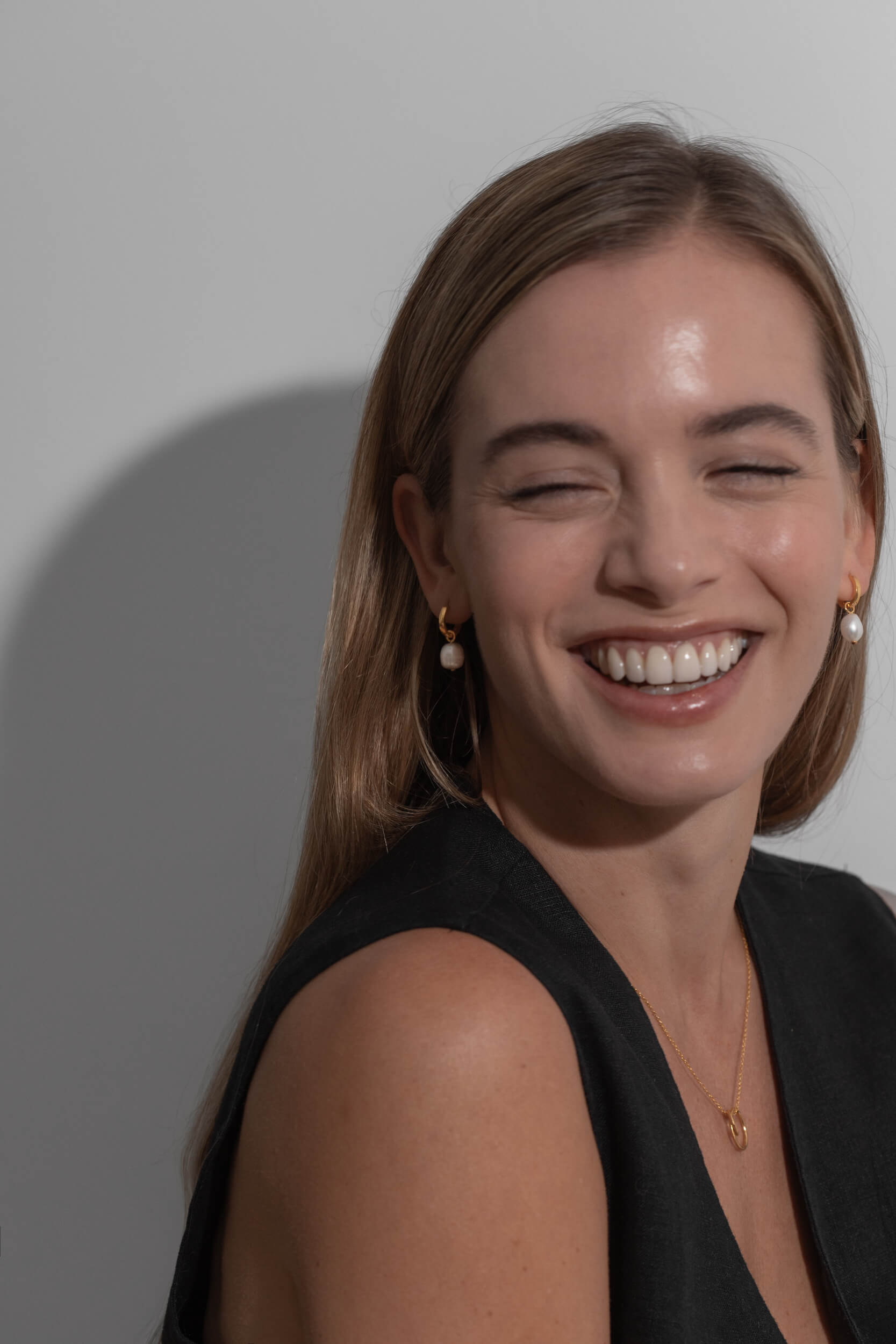 One-and-Eight-2832 2797 Maxi Pearl Huggies Gold Marise Double Hoop Necklace Model Web Size 2-AW25