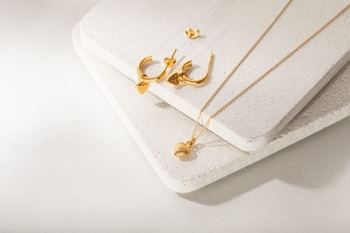 2876 2806 2869 Gold Cora Earrings Gold Bubble Heart Necklace Lifestyle Web Size 1