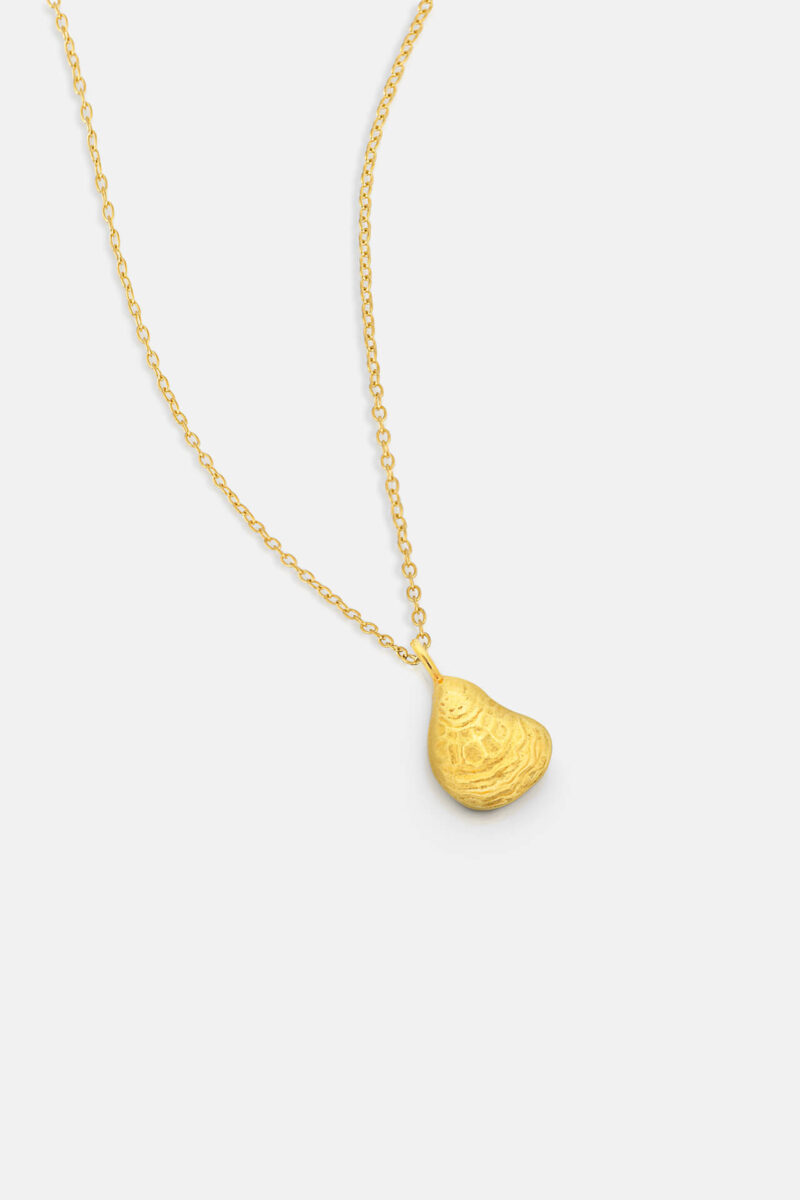 One-and-Eight-SS26-Grey-Ground-Portrait-Images-2901 Gold Oyster Necklace Product1